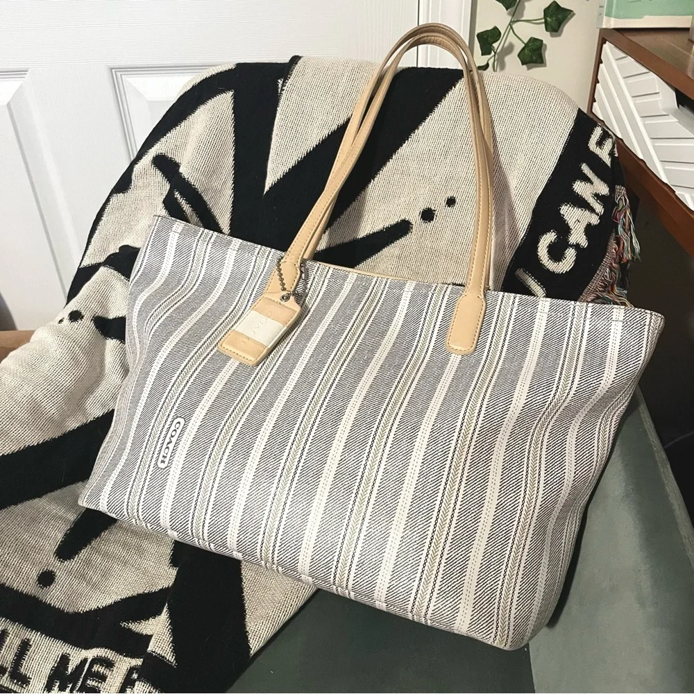 ✧･ﾟcoach 2012 legacy weekend pvc coated striped tote bag (M1293-23108)